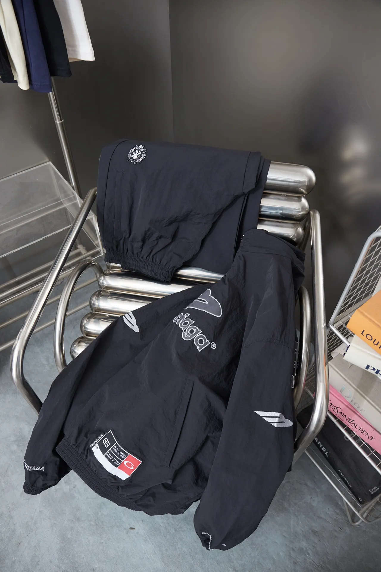 Balenciaga 𝘽𝘼𝙇𝙀𝙉𝘾𝙄𝘼𝙂𝘼 BLCG 26SS 77 3M Manchester United embroidered sports suit Light luxury A must-have item for men and women's daily commuting Correct version Free to compare Detailed features · Made of T 800 professional jacket polyester fabric · The entire fabric is pre-treated with a waterproof coating · The interior is made of four-way elastic nylon lining · Zipper pockets on both sides Elastic cuff design · Internal zipper hidden pocket design · Imported Tajima high-speed embroidery machine thousands of needle embroidery technology · Elastic elastic waist design at the hem · Customized molded hardware zipper Jacket double puller design · Zippered pockets on the side of trousers · Original main mark washed tag brand packaging Color: Black/Navy Blue/Silver Gray Size: 46/48/50/52